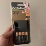 Carregador de Pilhas Recarregáveis DURACELL com 4 Pilhas AA